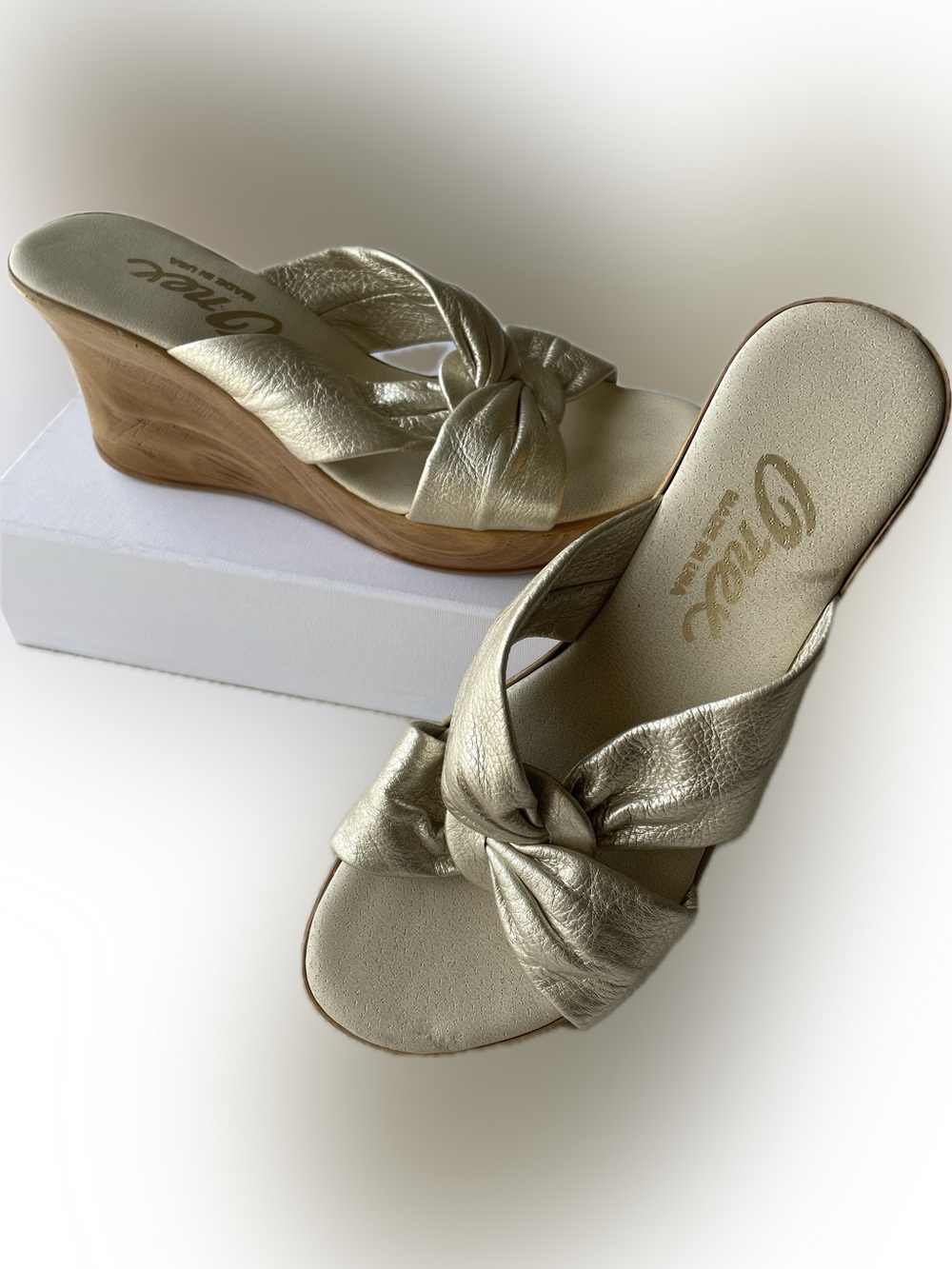 Onex Metallic Gold Knot Wedge Sandals Size 8 So comfy!